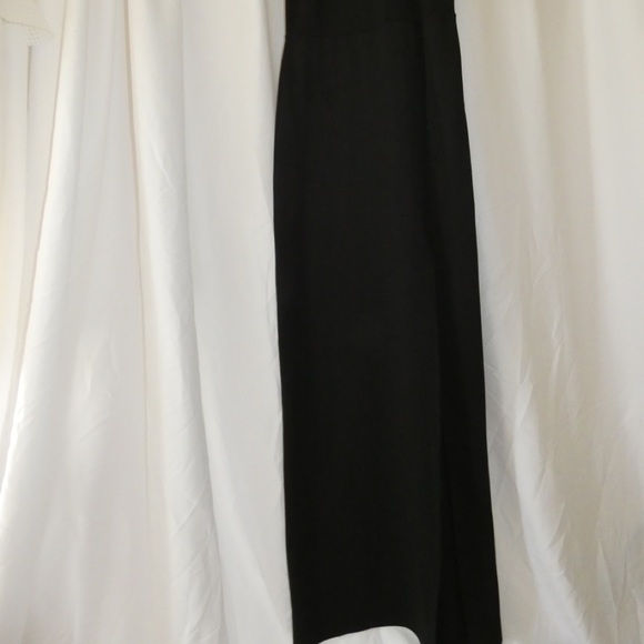 Black gown - Picture 2 of 4